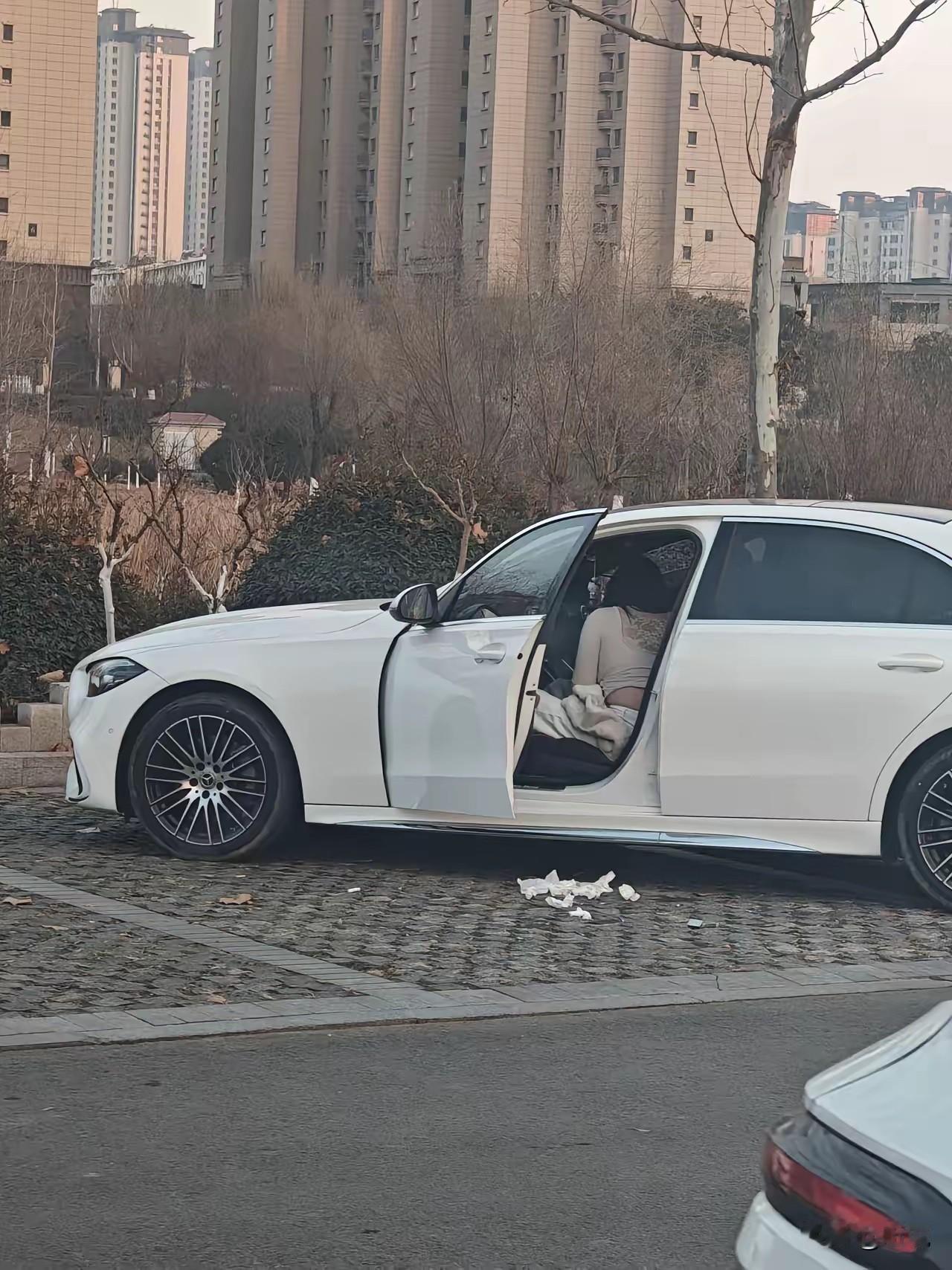 真是没素质，要开车了还乱扔垃圾…