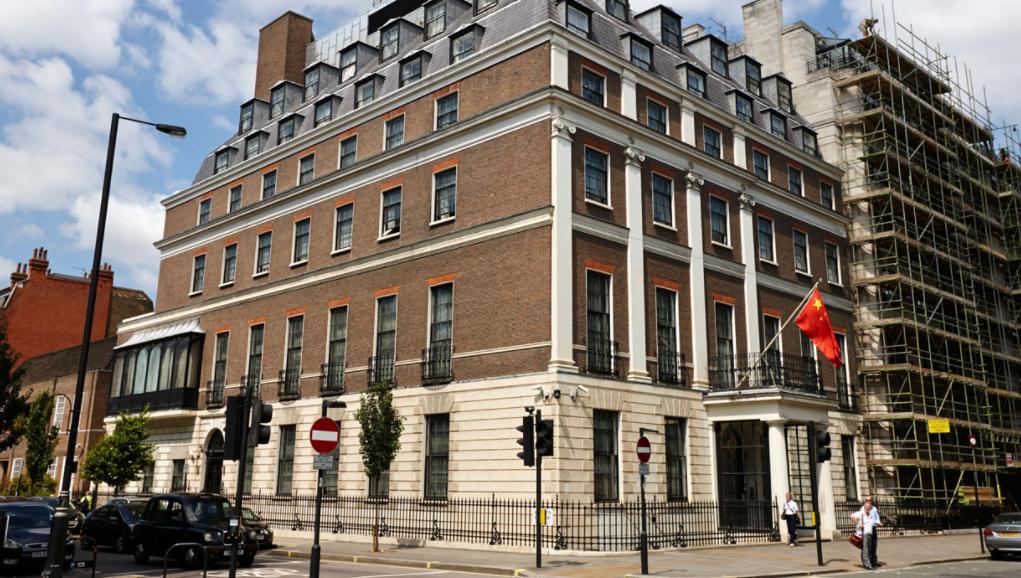 英国的偏见和敖漫在中国北京付出了代价！最近英国驻中国大使馆向中国政府提交一份
