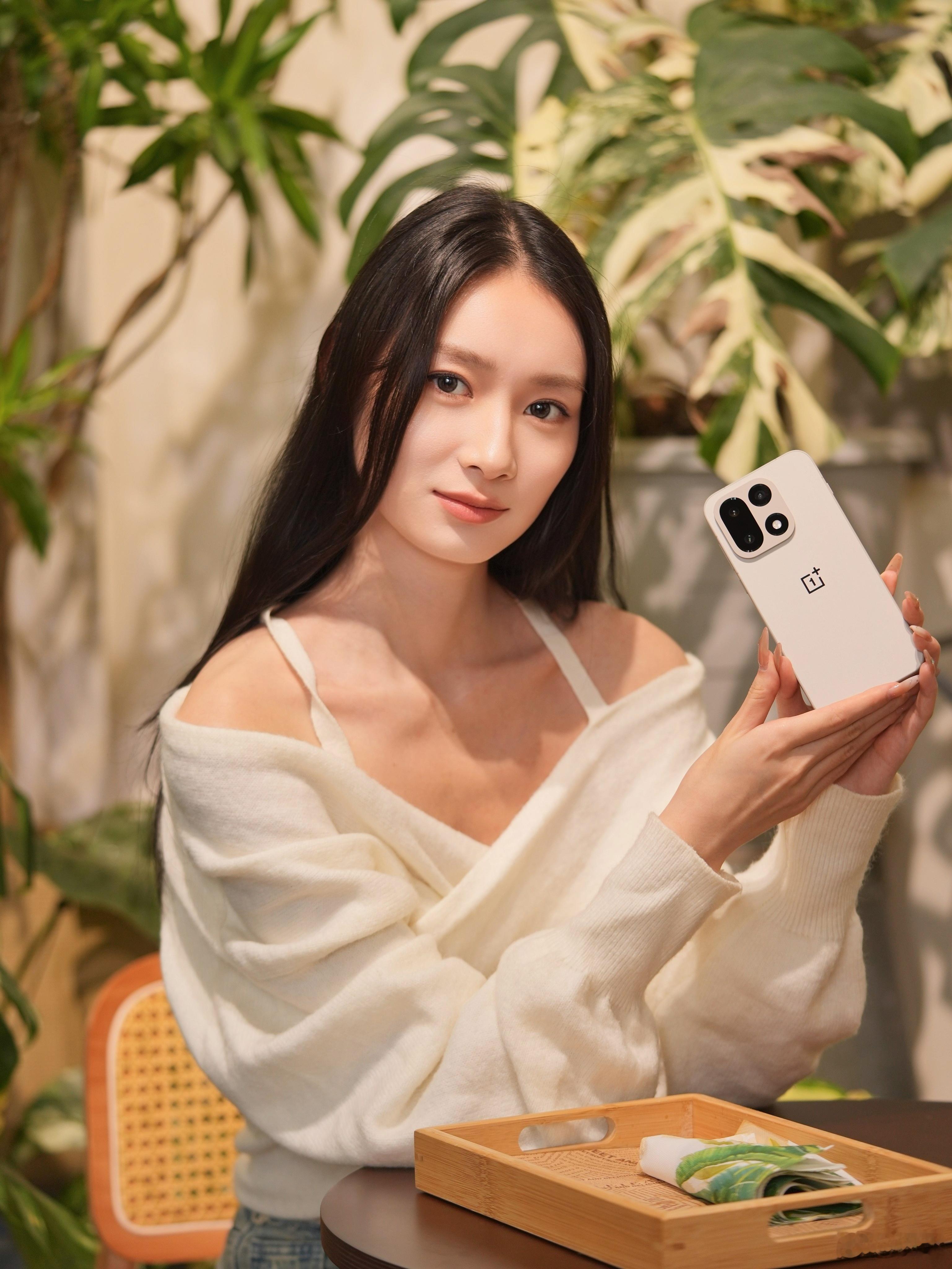 今年最喜欢的几部手机里,一加15是绝对绕不过去的那个!原色沙丘的质感也太好了,整