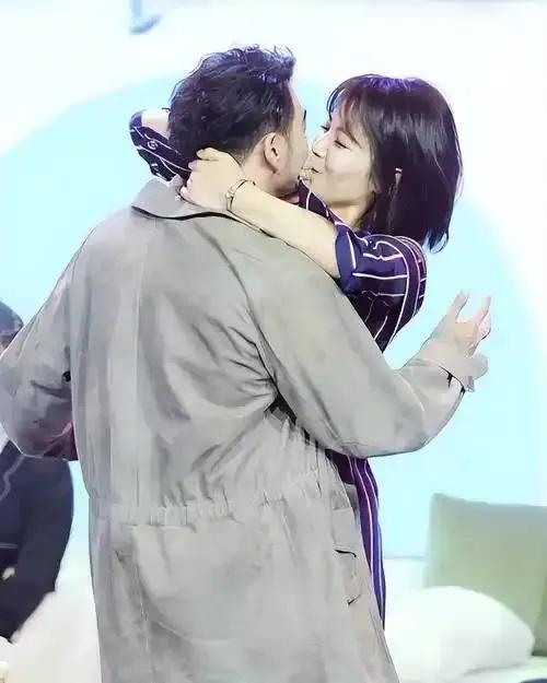 杨烁曾凭借《欢乐颂》中“小包总”一角爆红，却在成名后陷入争议漩涡。与已婚搭档刘涛