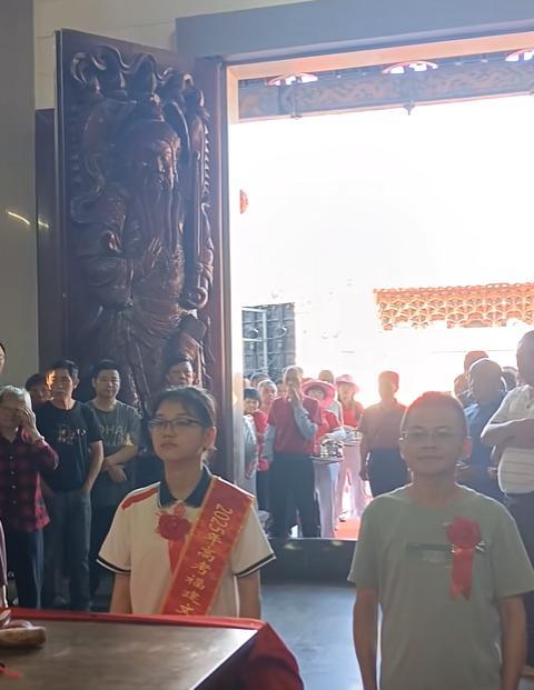 “祖坟冒青烟了！”福建，女孩高考690分，全省第2名，不仅被北大录取，家人更是为