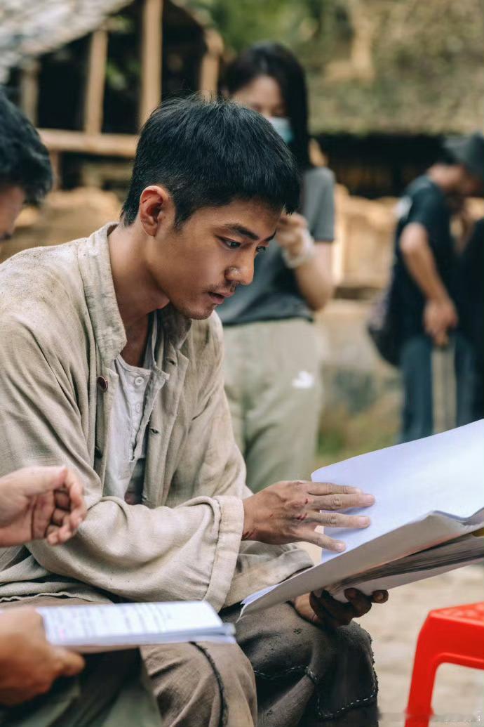 侯鸿亮感谢肖战让得闲有了光侯鸿亮发长文回顾电影《得闲谨制》创作，特别感谢了肖战、