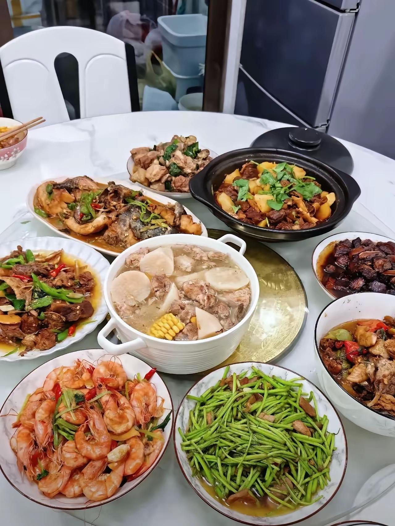 一家长带小孩去餐厅吃饭，点餐时妈妈问小朋友想吃什么？主食是两种选择面条和米饭