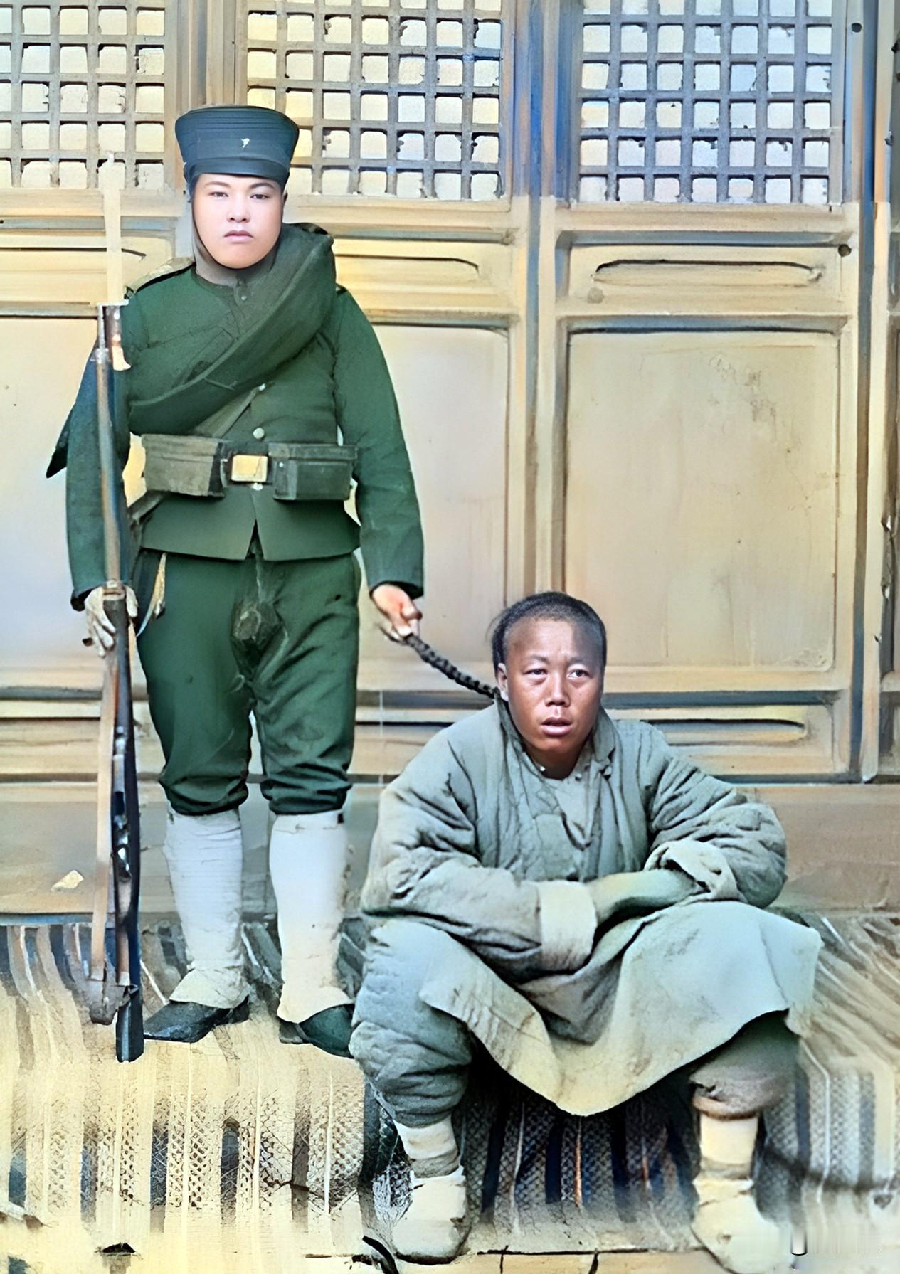 1900年，一名日本兵抓住一名义和团成员的长辫子。八国联军士兵普遍对清朝辫子持歧