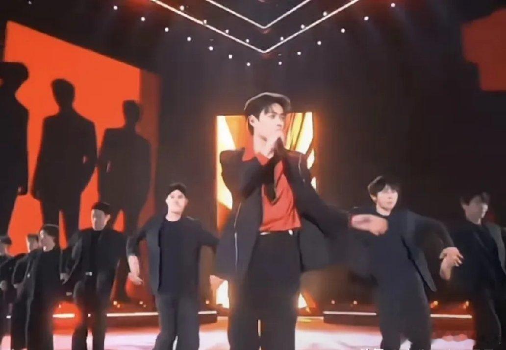 柯淳真是天生当明星的料！他虽然是短剧演员出身，第一次上跨年晚会这么大的舞台，也没