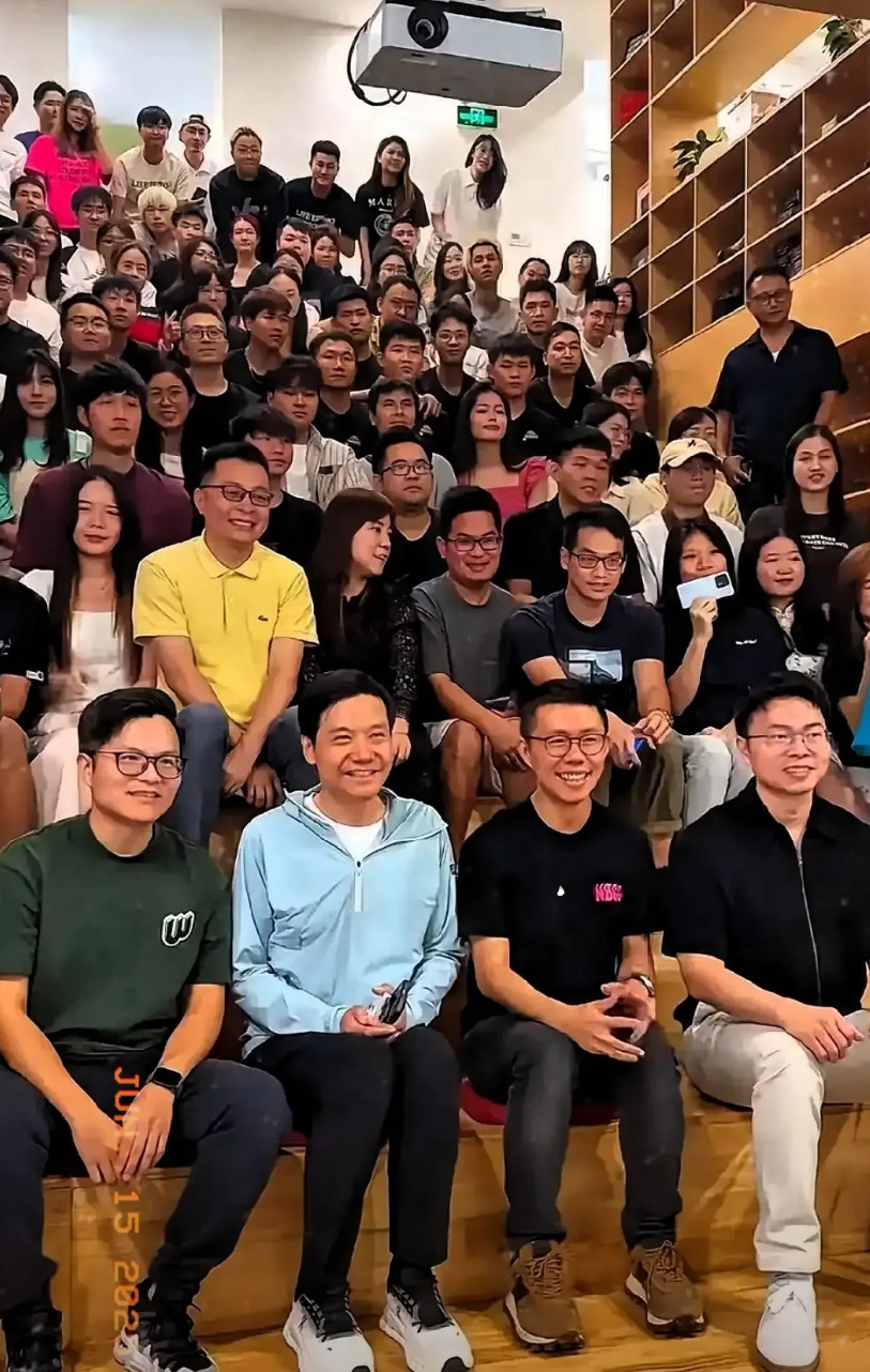 互联网是有记忆的！！雷军和很多知名人士合过影，这也算是一个时代的记忆与影响力