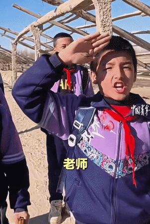 小学生给私家车敬礼？网友吵翻：爱国还是作秀？“车顶插面旗，孩子