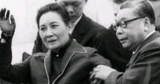1975年，蒋刚咽气，比蒋经国只大12岁的宋美龄就想独揽大权，没想到，一向憨厚的