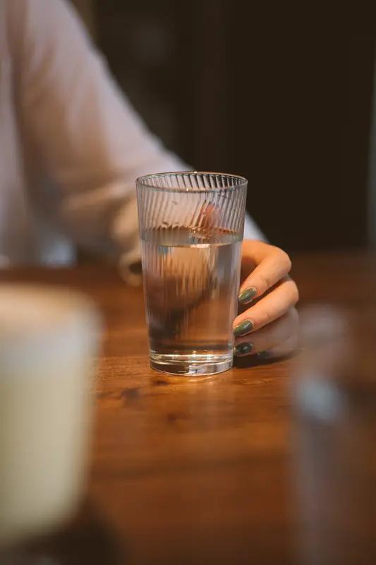 早晨起床，喝温水还是凉水，得看自己肠胃“脸色”。肠胃好的人，喝点凉水刺激一下，能