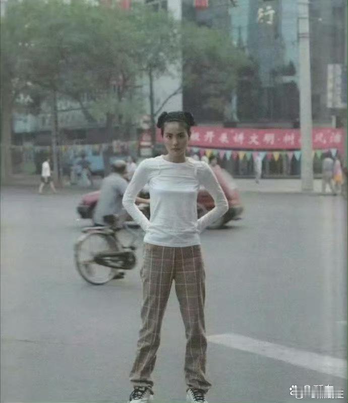 1997年的王菲，穿搭理念就已经这么前卫了，脚上这双鞋子放现在也很流行！