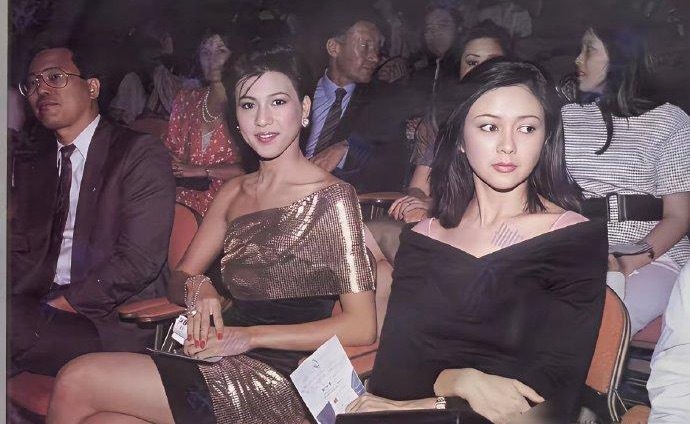 关之琳的颜值可谓是当时香港第一美女，第一张照片关之琳与亚洲小姐冠军邱月清同框还是