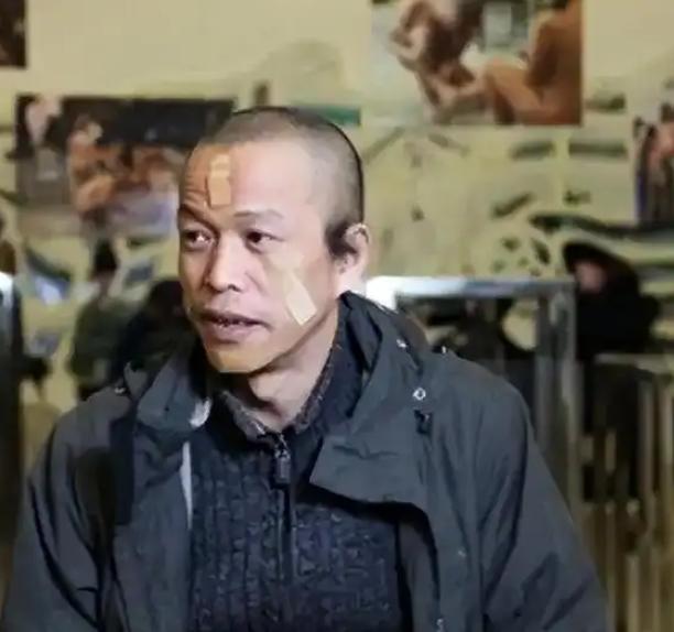 "狂人"何云昌，抽出自己的一根肋骨，制成项链送给恋人，还把自己浇筑在混凝土里。2