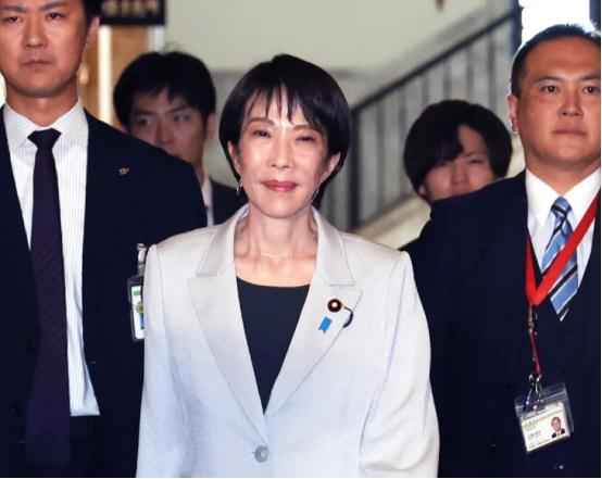 上台第二天，高市早苗就向特朗普表忠心，中国不买的东西，日本出钱买！ 10月