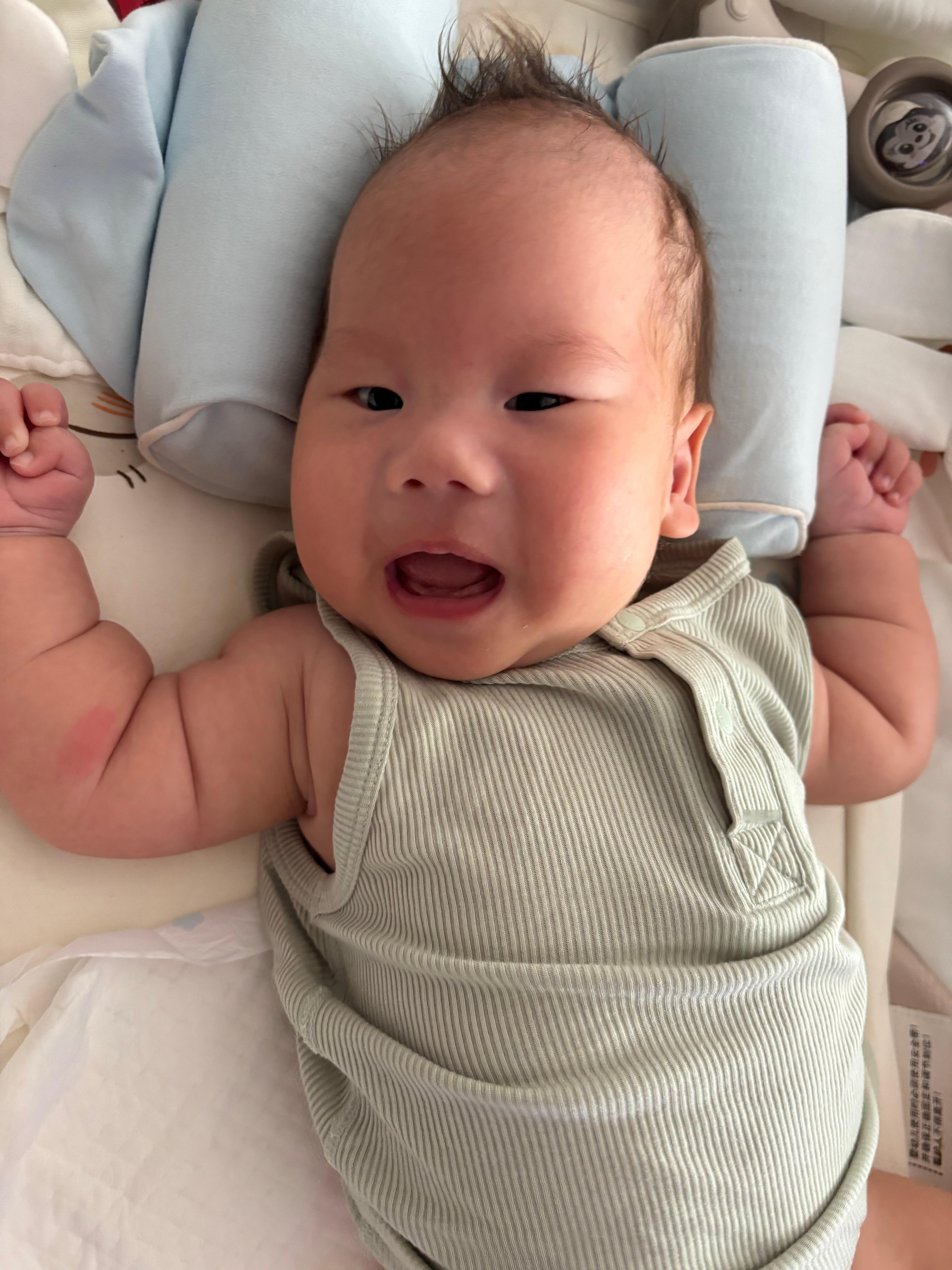 冷白皮小伙子精神挺好，120毫升奶闹一下午。发型摩丝都不用了。世代遗传的大耳垂好