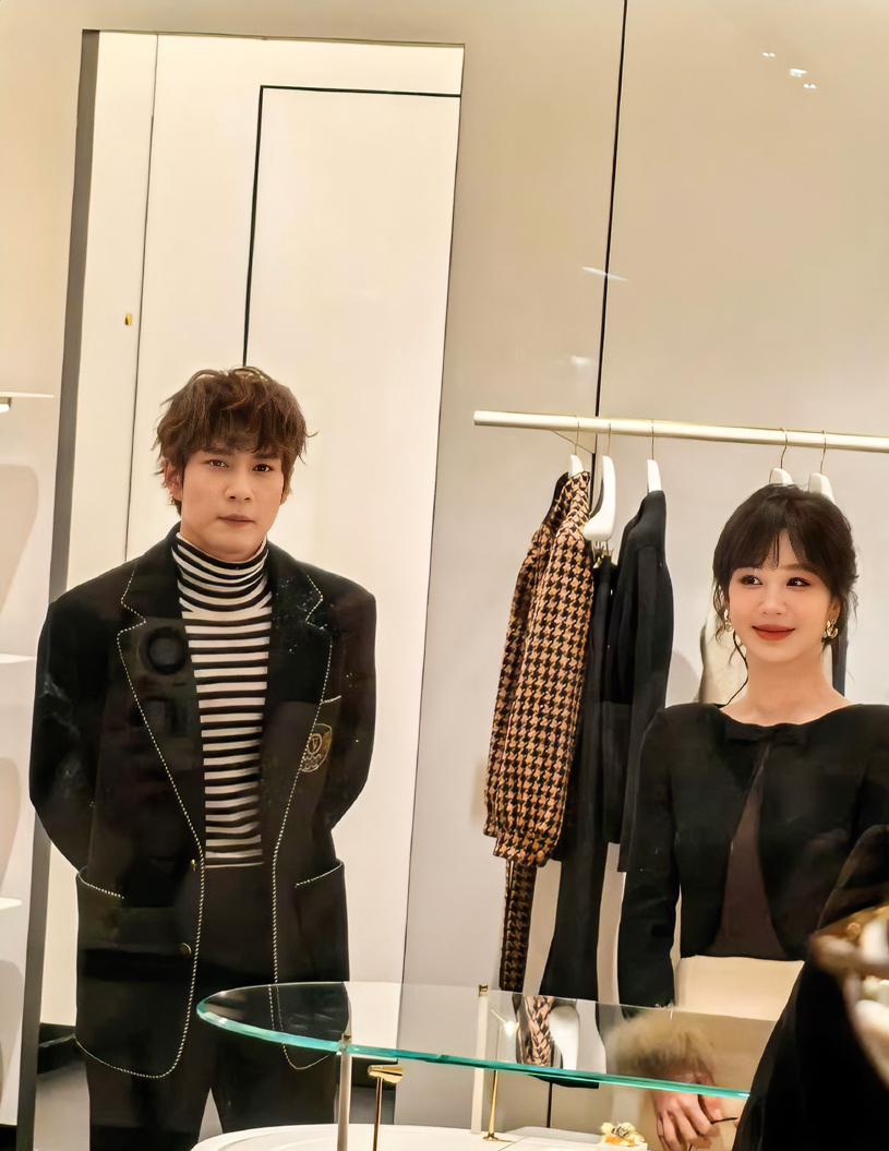 韩东君这气质变化太大了个人猜测他是不是想借杨紫的旺男主体质再次翻红，所以开始换