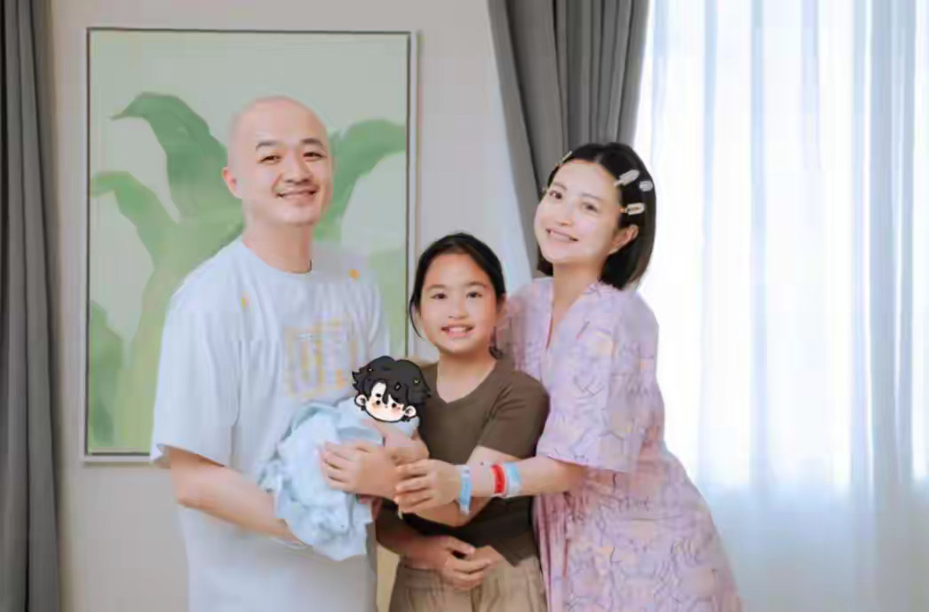 38岁包文婧晒二胎儿子，小手有肉小脚胖得像包子，产后瘦了36斤….