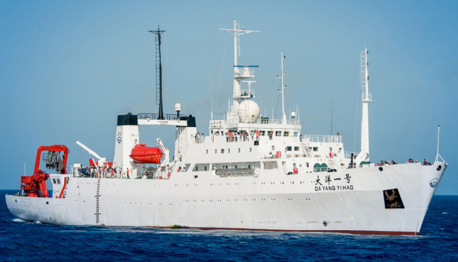 美航母刚抵达阿拉伯海，中国船只也出现了，伊朗这下底气大涨！据说，不久之后俄罗斯、