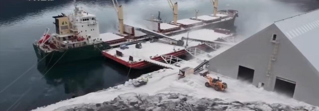 格陵兰岛的冰雪之下，藏着牵动全球的资源博弈。画面里，运输船停靠冰封港口，钻机在冻