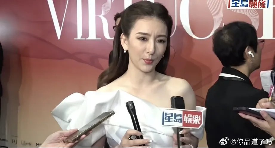 方媛在香港参加时尚活动，接受采访时竟然听不懂粤语有一位女性给她翻译，她看着疲惫苍老，说话时总是瞪大眼