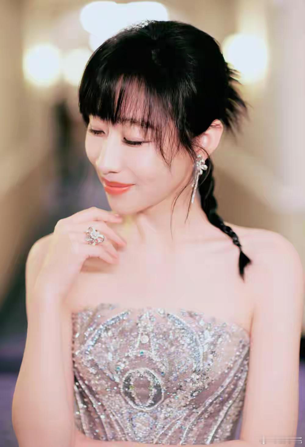 1.任素汐的歌迷真挺多的，这年头开演唱会是真的能赚到钱，有没有实力的艺人都在筹备