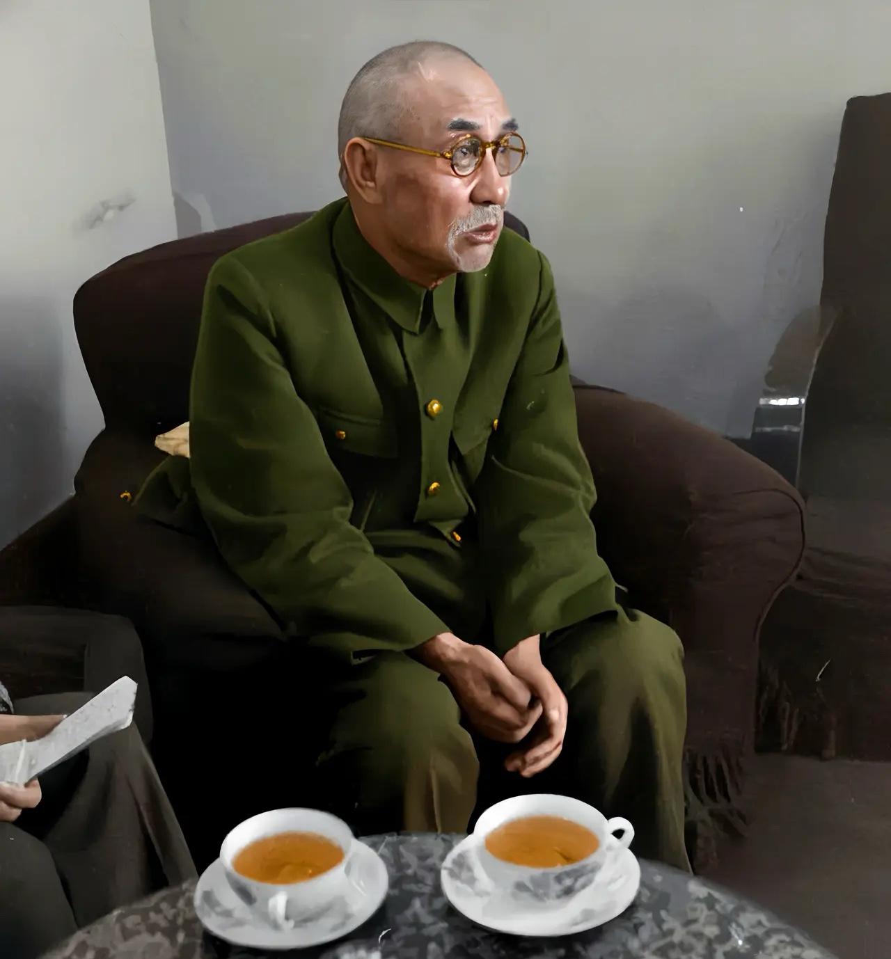 1948年11月，困守在太原的阎锡山接受记者采访时的一幕，彼时的太原已经被困了两