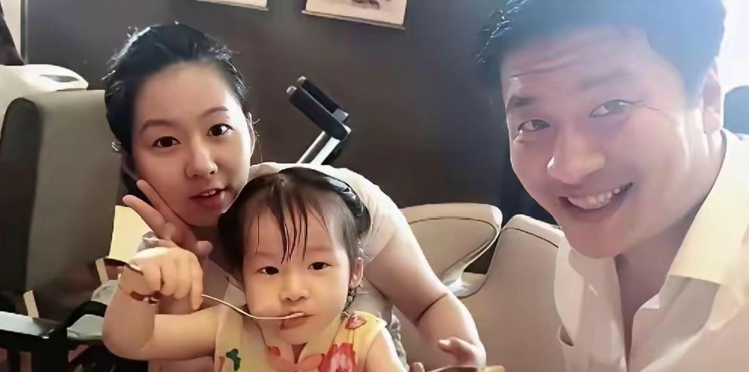 张姩菡今年十一岁了，是个非常懂事乖巧的孩子。在幸福温暖和许多许多爱的滋养下成长