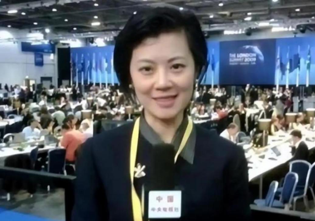 “我愿意放弃中国国籍，自愿加入英国！”2004年，央视美女主持姜丰嫁给英国富豪，