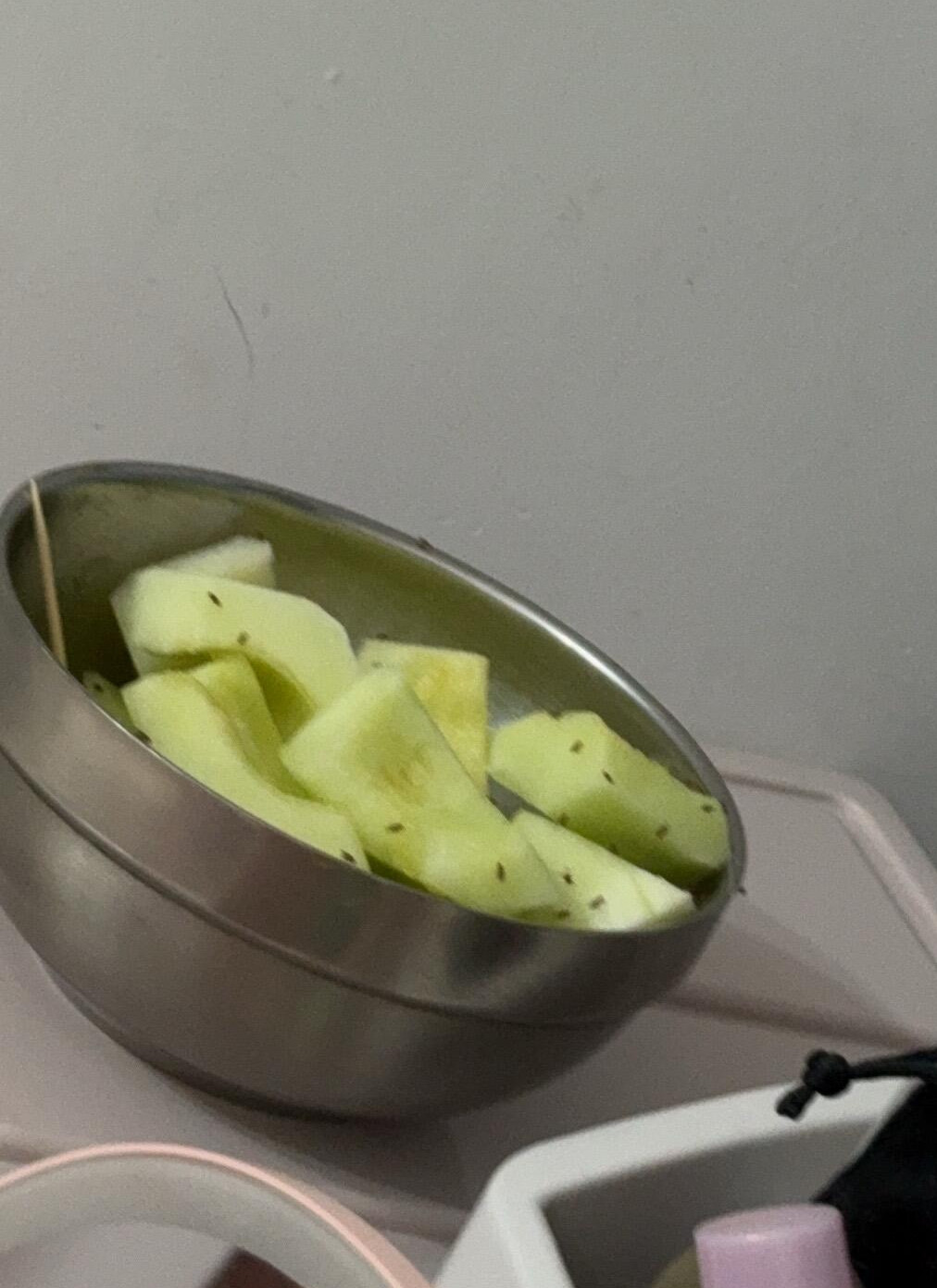 每天饭菜里不是狗毛就是头发，吃不完的隔夜菜和发霉的水果，怕直接说出来这些她不高兴