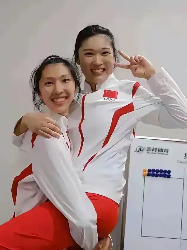 双梦成真，洁星高照。在亚运会中国女排的队伍中，有两位同名的女孩儿，一高一矮，一攻