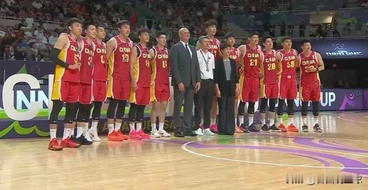 经典瞬间！中国男篮对阵澳大利亚男篮赛后的颁奖仪式上，当中国男篮全体成员登上领奖台