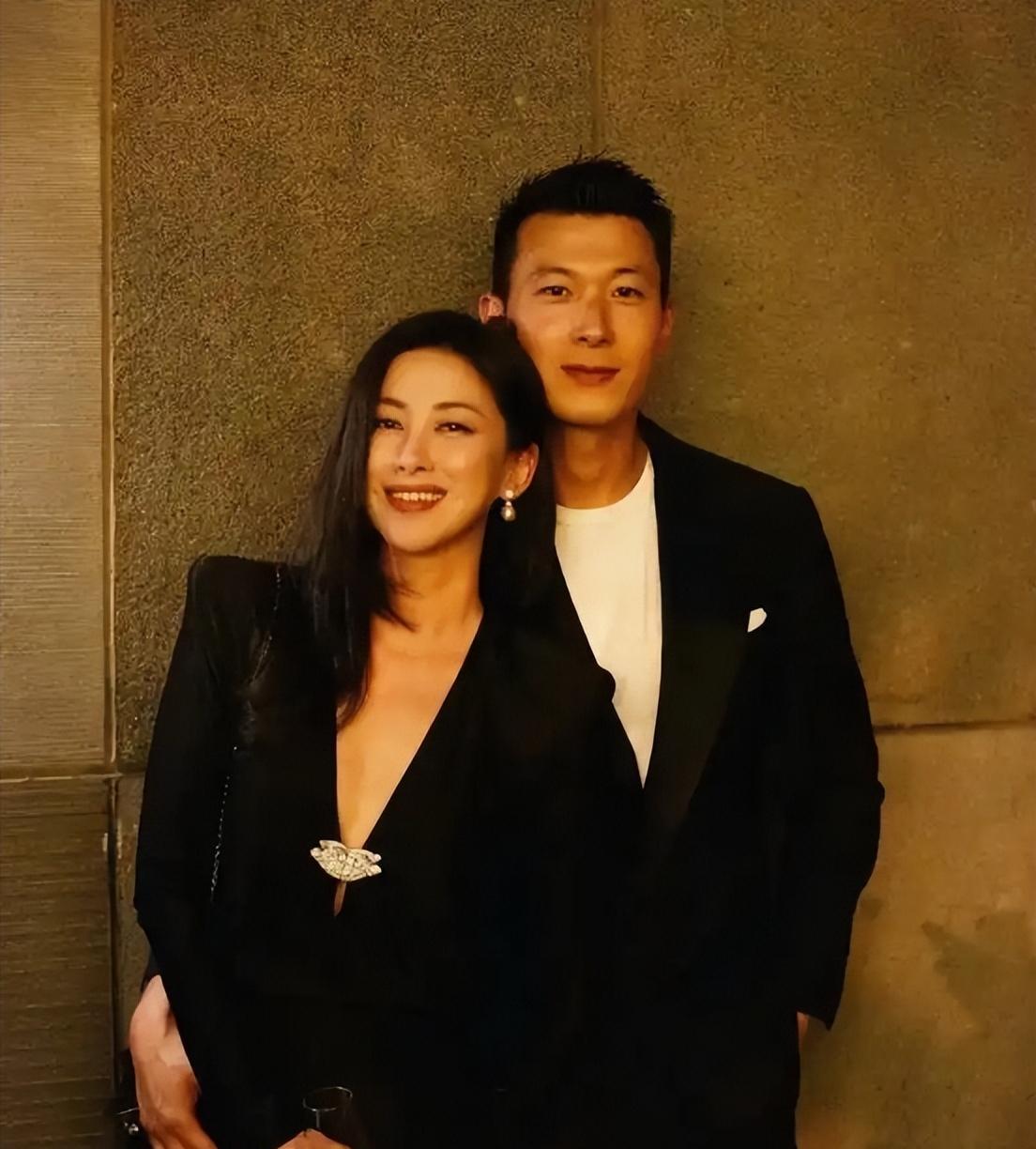 朱珠携老公与好友欢乐聚会！绿裙配卷发美出圈，黄渤惊喜现身朱珠真是越品越有韵味，