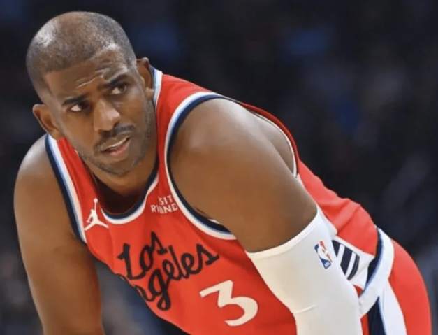 快船更希望保罗能在更衣室层面为球队带来价值，成为年轻球员的导师。赛后更衣室里，人