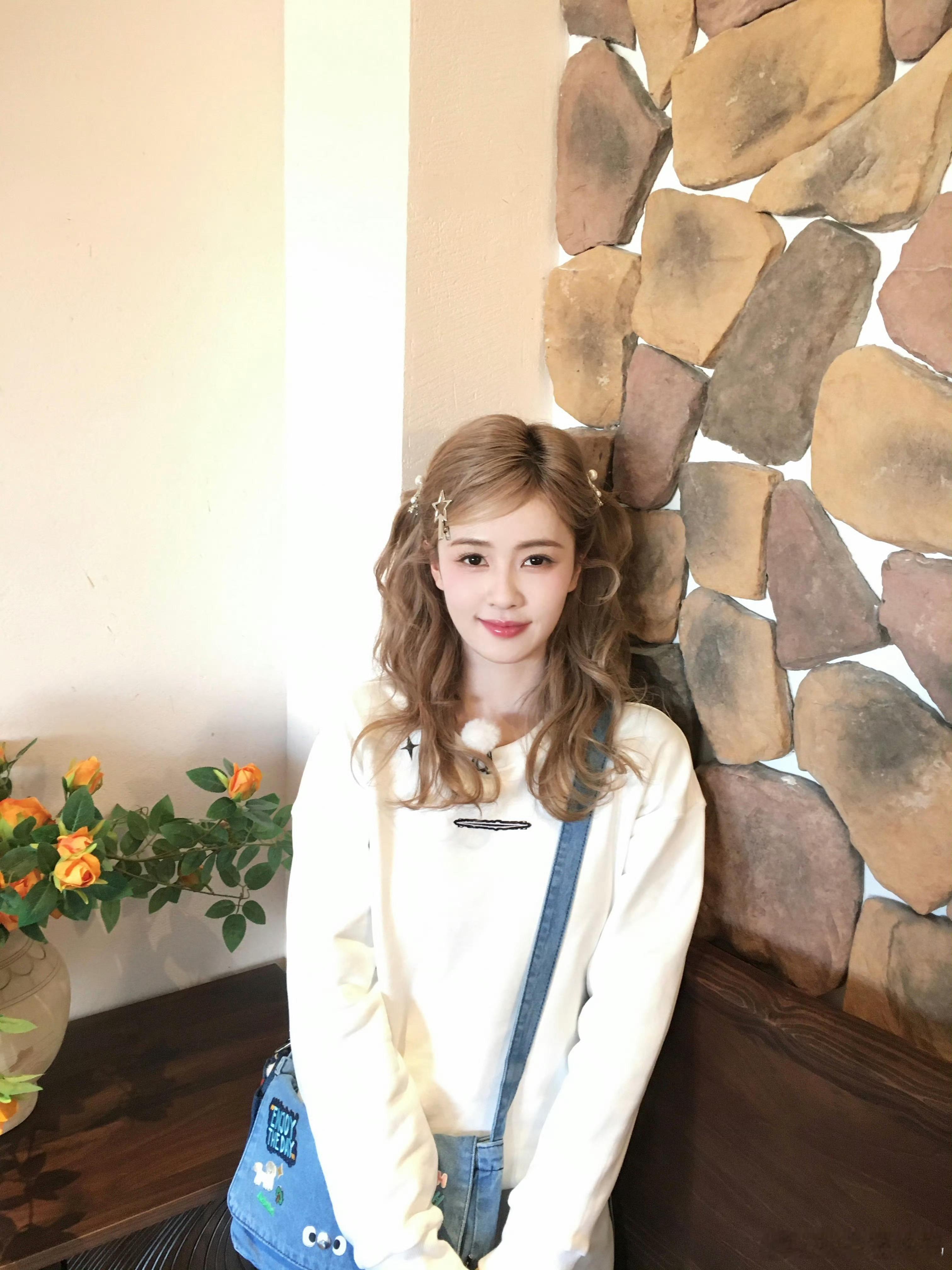 金色头发的白鹿，比之前的粉色好看