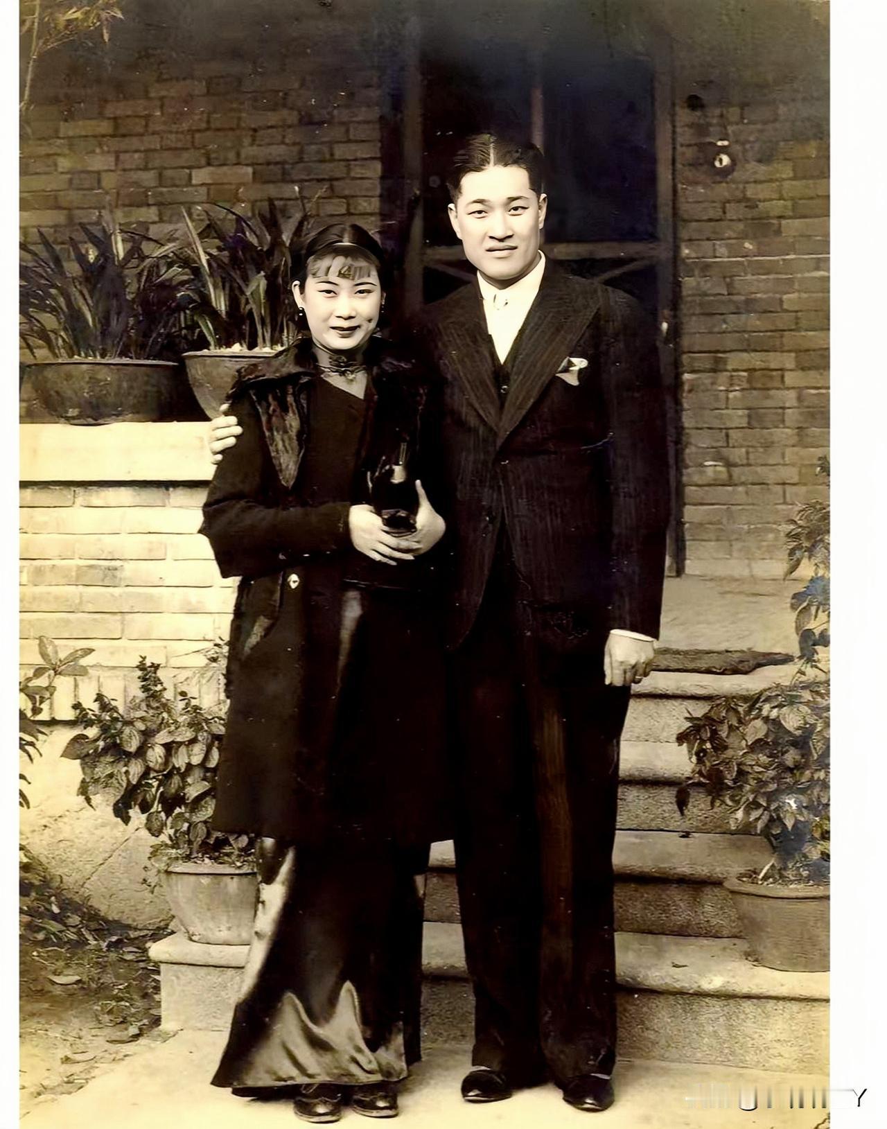 这便是胡蝶年轻时的真实模样，这而非演戏，而是1936年胡蝶和他的丈夫潘有声的幸福