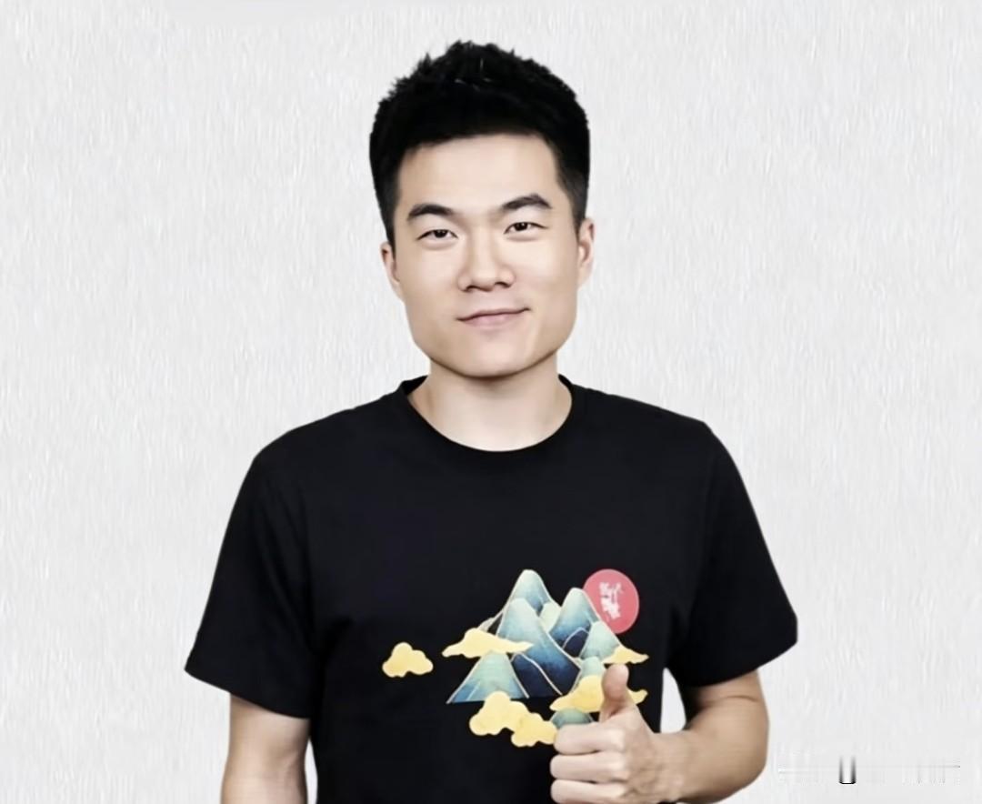 董宇辉揭露了一个残酷的真相：你拼命想活成父母的反面，这执念本身就是他们刻你骨