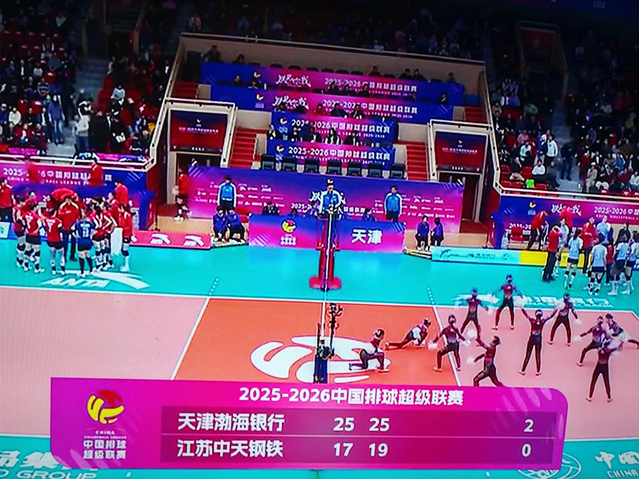 女排排超联赛半决赛，天津女排对阵江苏女排，第一局天津女排25：17胜利，第二局天