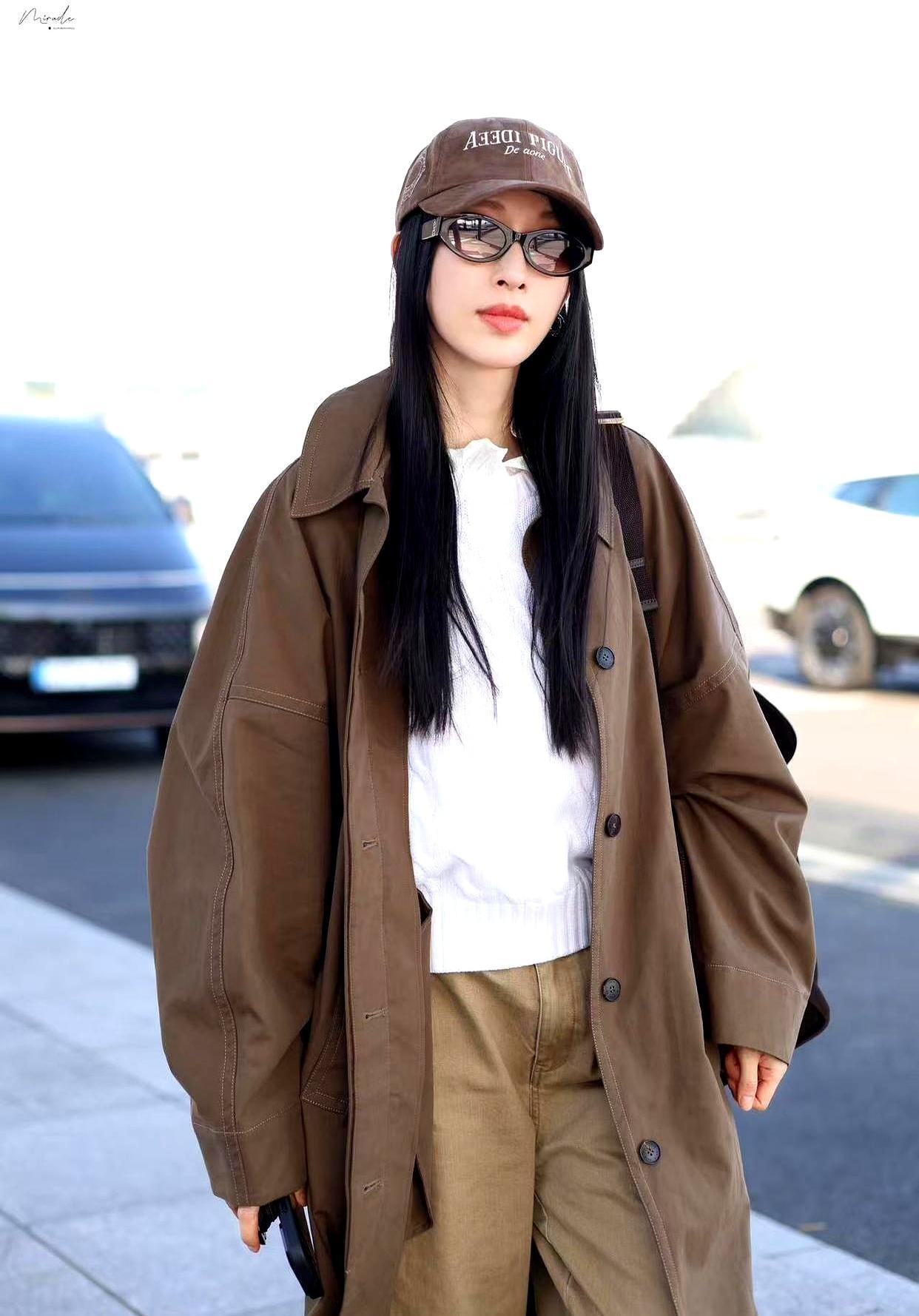 她穿300块的风衣，被夸“高级感天花板”。焦糖棕麂皮外套松垮垂坠，袖口随意
