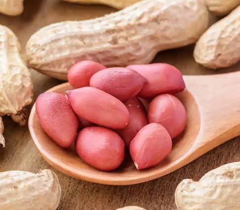 调查发现：老年人若经常吃花生，用不了多久，身体或有这几种改善有时候，越是身边