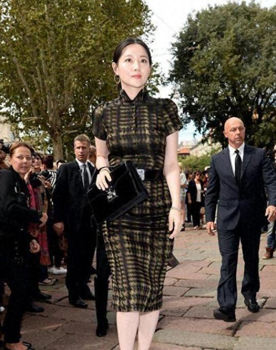 50岁李英爱旗袍搭高跟鞋看秀尽显高贵，解析旗袍多样搭配及独特魅力