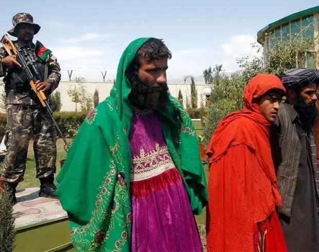 极端分子在逃跑时，有时男扮女装，非常辣眼睛。网友说，朱拉尼以前在伊拉克当基地分