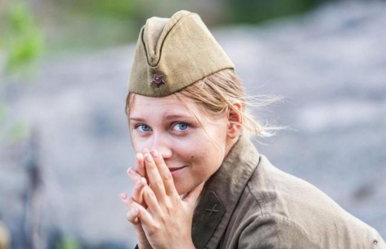 1945年，一个苏联女兵看到一个日本战俘英俊潇洒，她悄悄对男人说：“如果你答应和