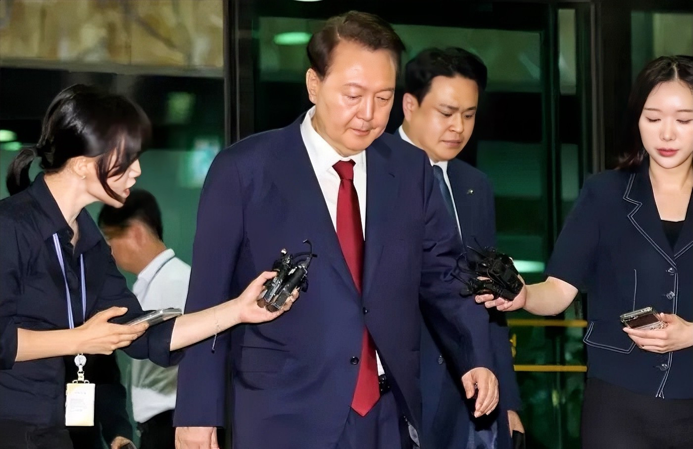 尹锡悦接受调查，配合与否引关注啥情况？尹锡悦被调查了！这