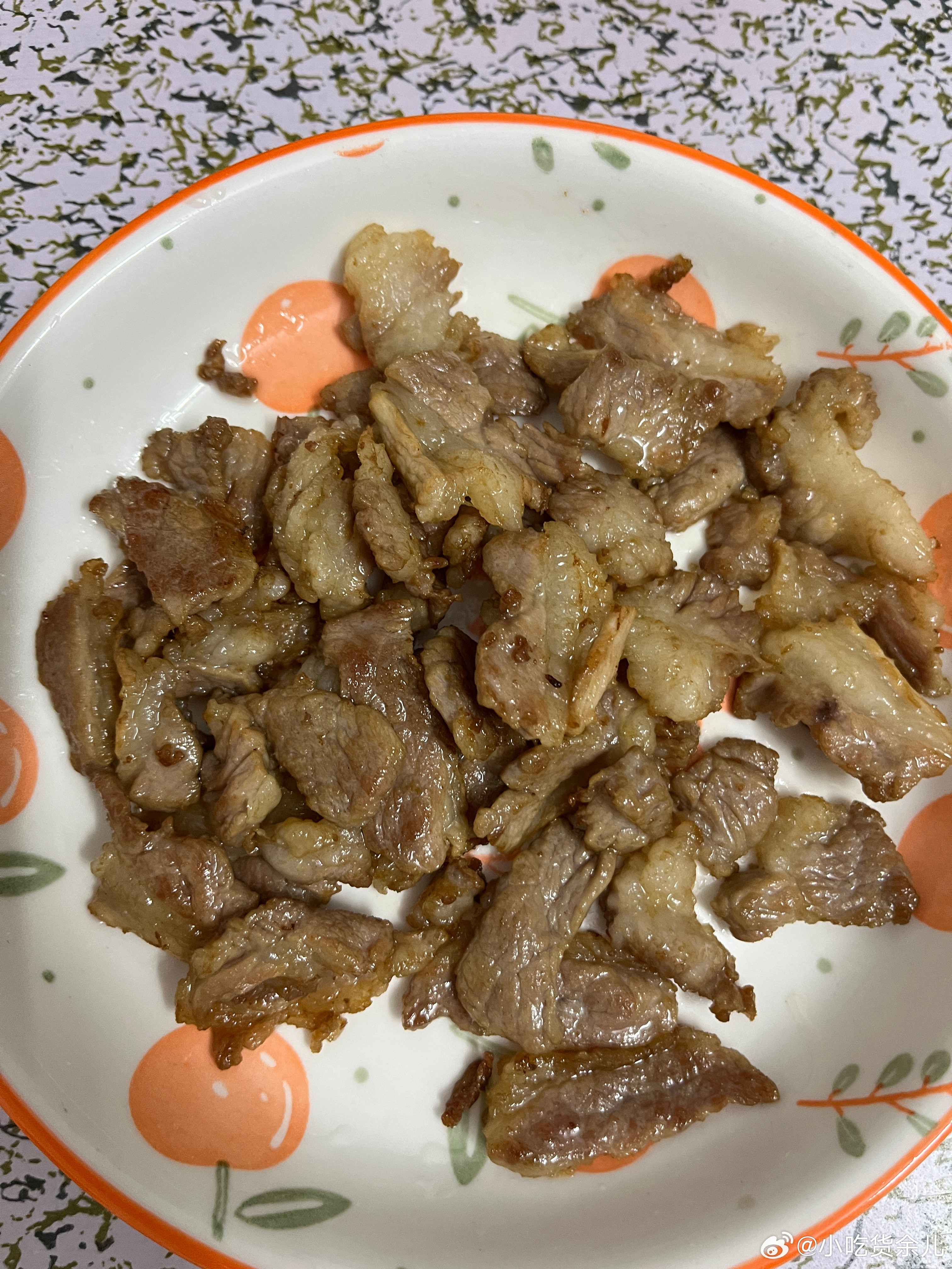 今晚就一个菜，五花肉炒菜花，巨好吃，巨香😋给柠宝单独切点瘦肉炒给她，那个五花肉