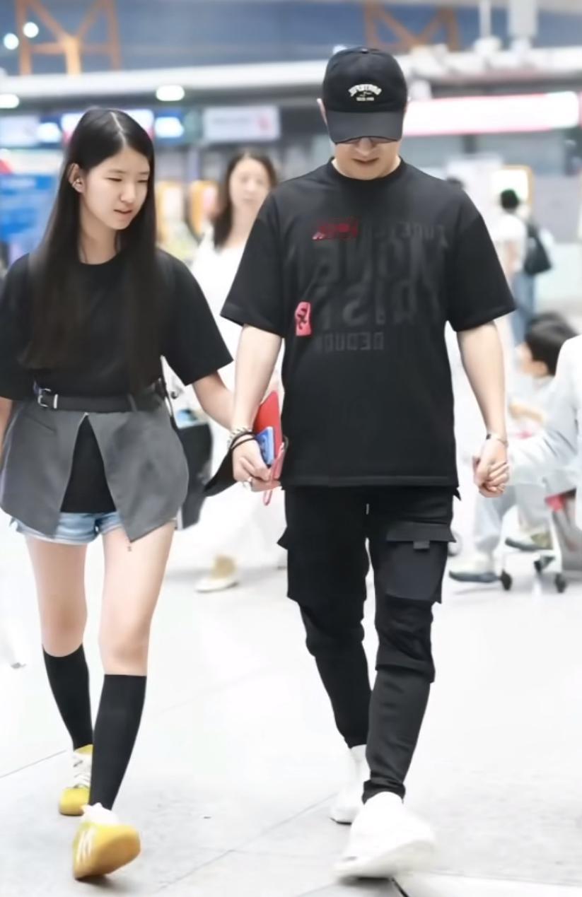 汪峰的这个二女儿，用网友的话说，肯定是亲生的没错啦！她是几个女儿里面zui像汪峰