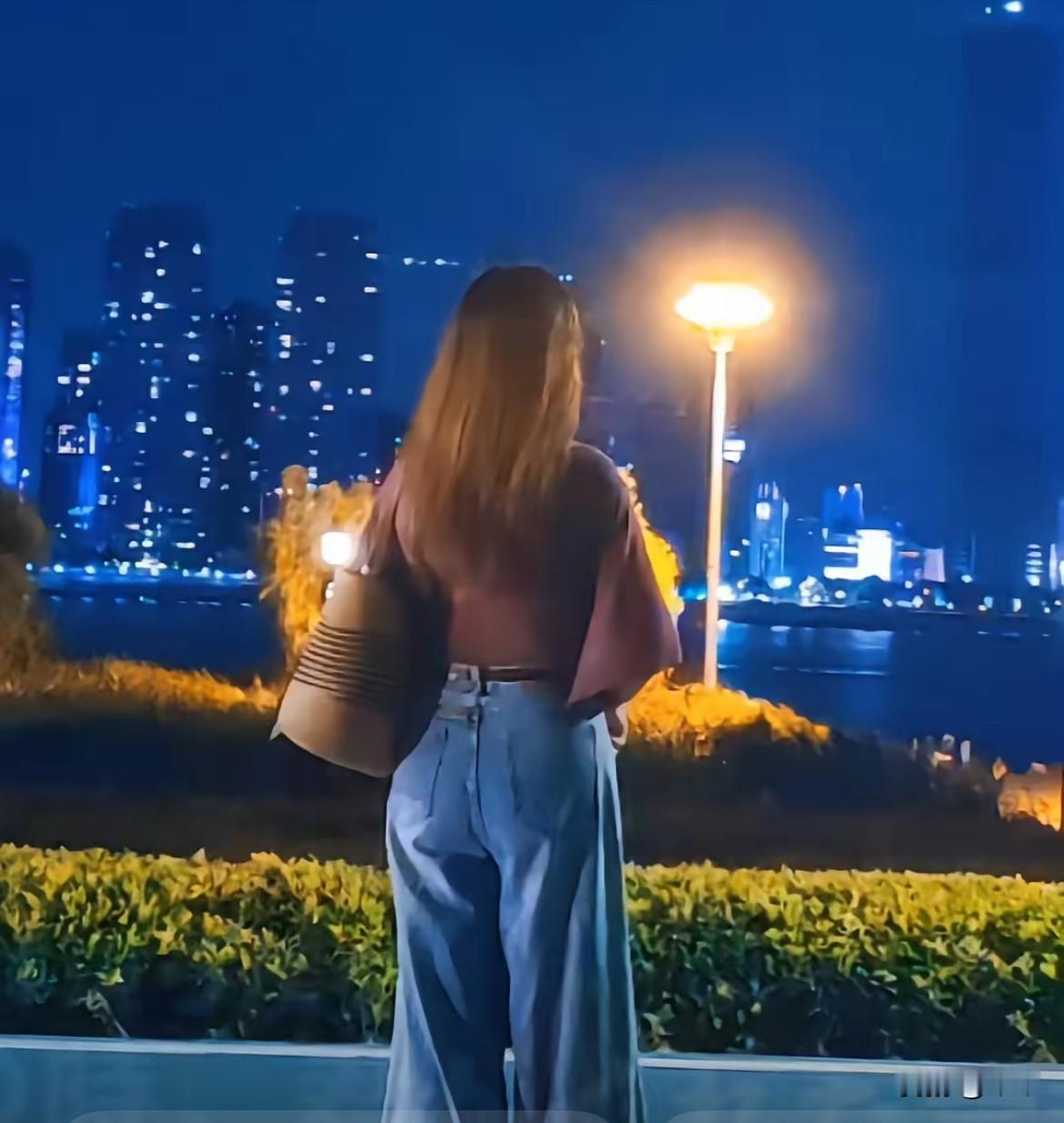 现在中老年妇女保养的都挺好的，身材一点不输年轻人，而且打扮得也年轻时尚，背后看挺