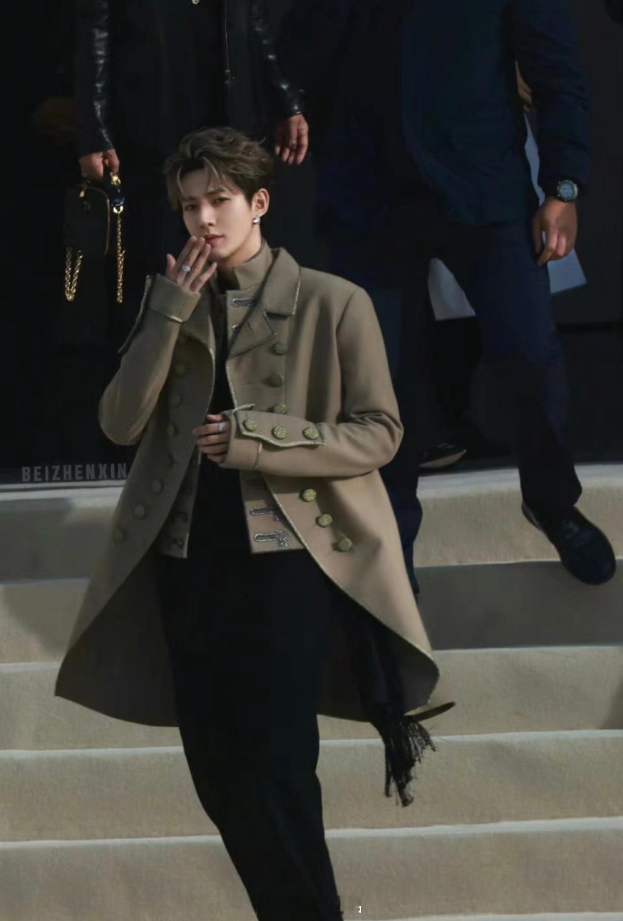 邓为饭撒谁看到都压不住内心的炽热，粉上绝对爽啊邓为把偏爱写在脸上，刻在身上，直接