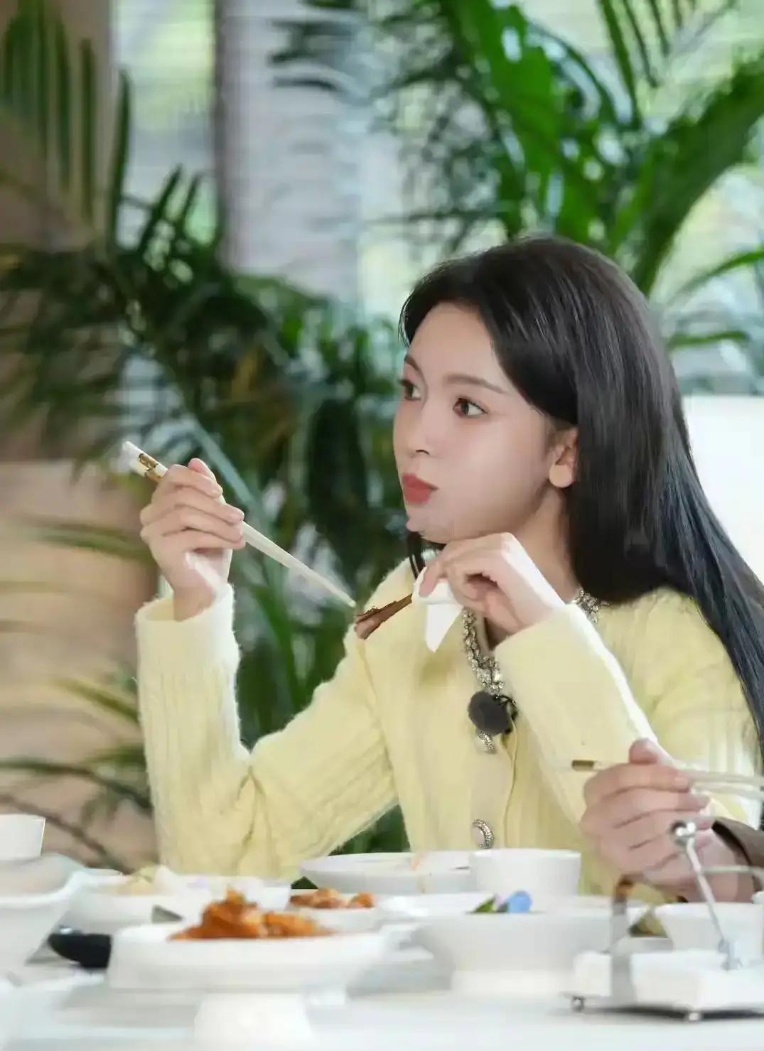 31岁的陈瑶一身暖黄小衫配牛仔裤，在厨房动作娴熟温柔，满是贤妻良母的温婉气息，格