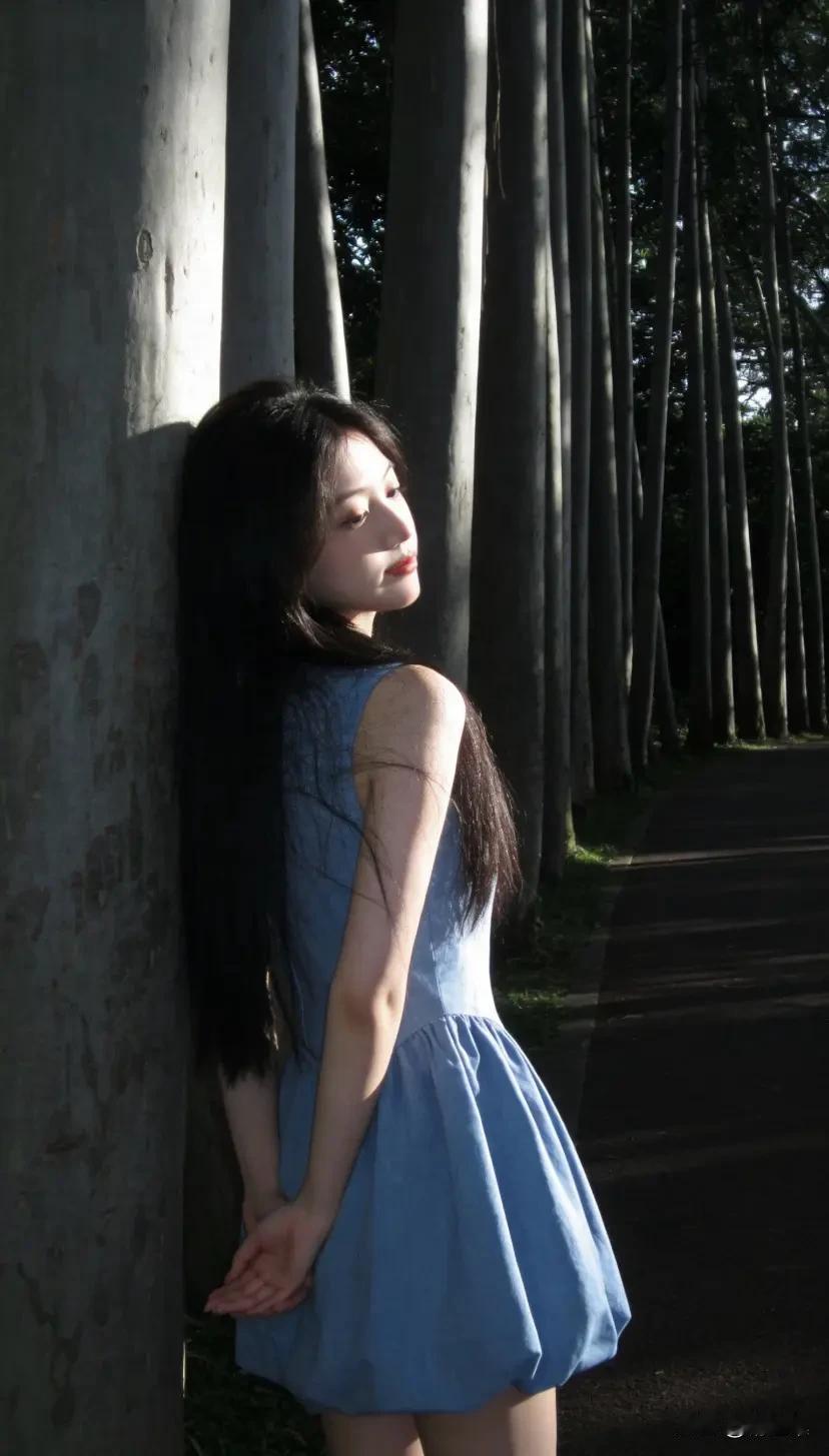 倚树凝眸，风姿绰约。