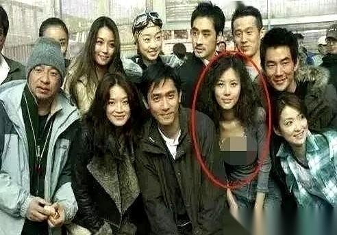 就这张照片，梁朝伟都得给她当配角。一个我压根叫不出名字的女人。你说，都说舒淇