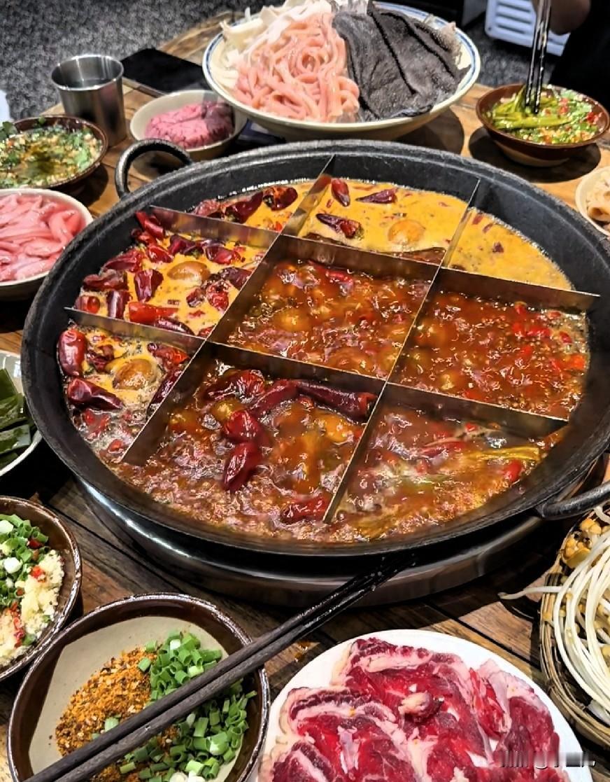 老铁们,一口成都火锅,治好了我的所有不开心毛肚七上八下涮出脆劲儿,鸭肠裹满